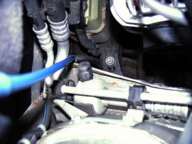 Opel Astra&reg; G (1998-2004): Klimaanlagen-Ventil - Positioniert zwischen Laufrad der Lichtmaschine und Spritzwand.