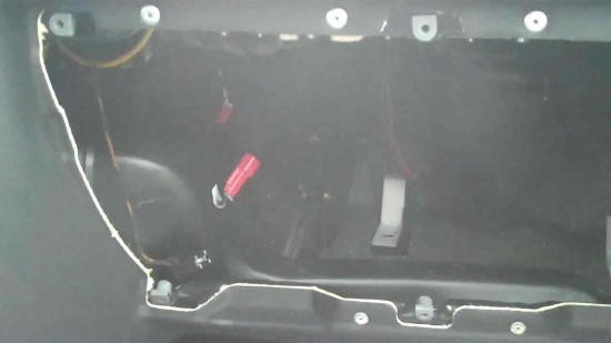 Opel Astra&reg; G (1998-2004): Hohlraum der Handschuhfachöffnung - Rote freihängende 2-adrige Steckverbindung in einigen Astra-Modellen im Hohlraums der Handschuhfachöffnung.