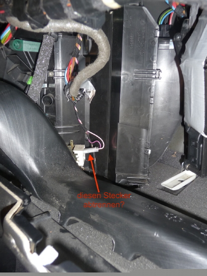 Opel Astra&reg; G (1998-2004): Blick in den Hohlraum der Handschuhfachöffnung - Steckerlage Variante 1 mit der zu trennenden 2-adrigen Steckverbindung.