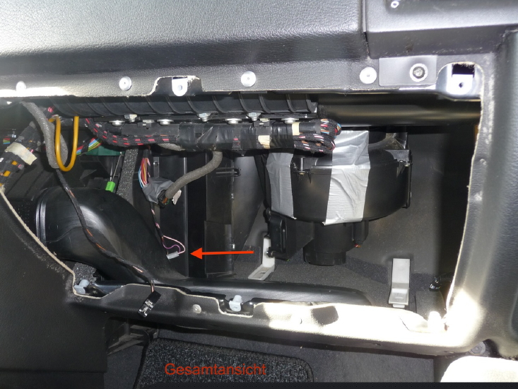 Opel Astra&reg; G (1998-2004): Blick in den Hohlraum der Handschuhfachöffnung - Steckerlage Variante 1 mit der zu trennenden 2-adrigen Steckverbindung.