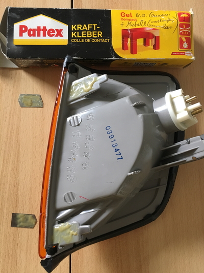 W124: Billig-Blinker aus dem Zubehör mittels aufgeklebten Metall-Laschen aus dem Metall eines Flachspachtels stabilisieren.