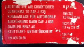 Originaler 1988er Aufkleber für Kältemittelmengen verschiedener Modelle. Originaler 1988er Aufkleber für Kältemittelmengen verschiedener Modelle.