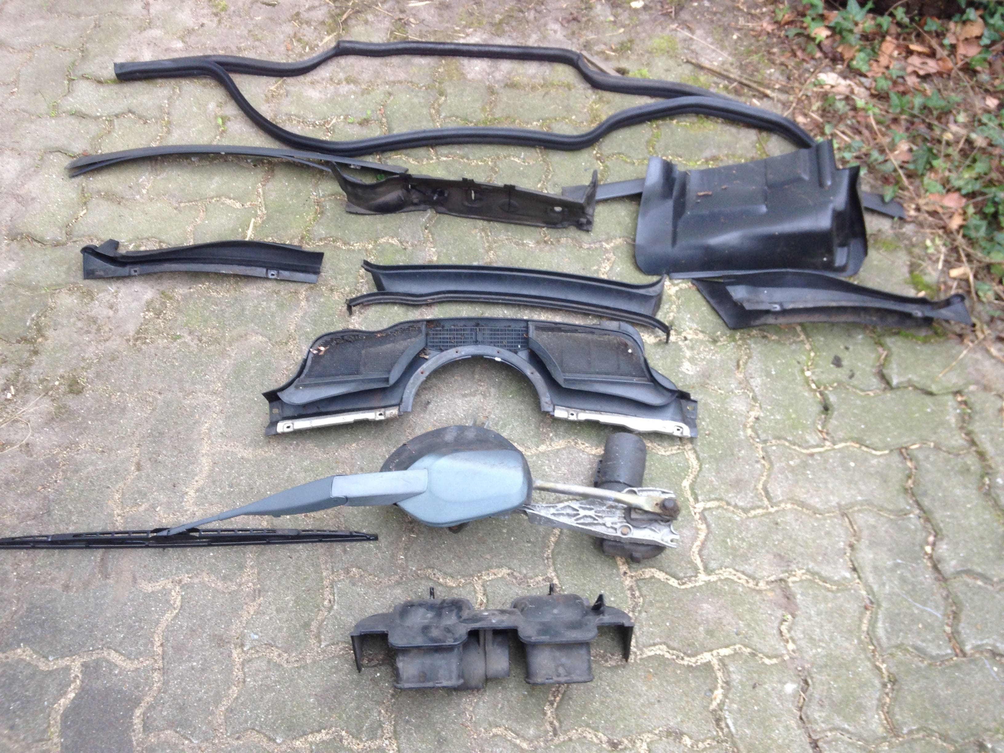 DB W124: Anleitung zum Ausbau des Scheibenwischermotors und Innenraum-Gebläselüftermotors.