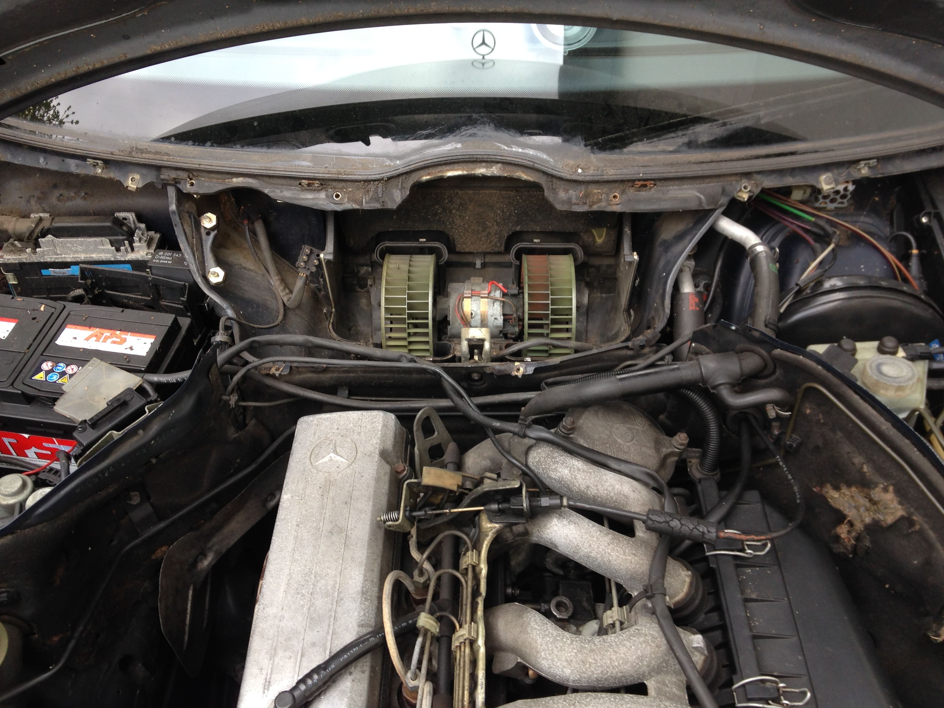 DB W124: Anleitung zum Ausbau des Scheibenwischermotors und Innenraum-Gebläselüftermotors.