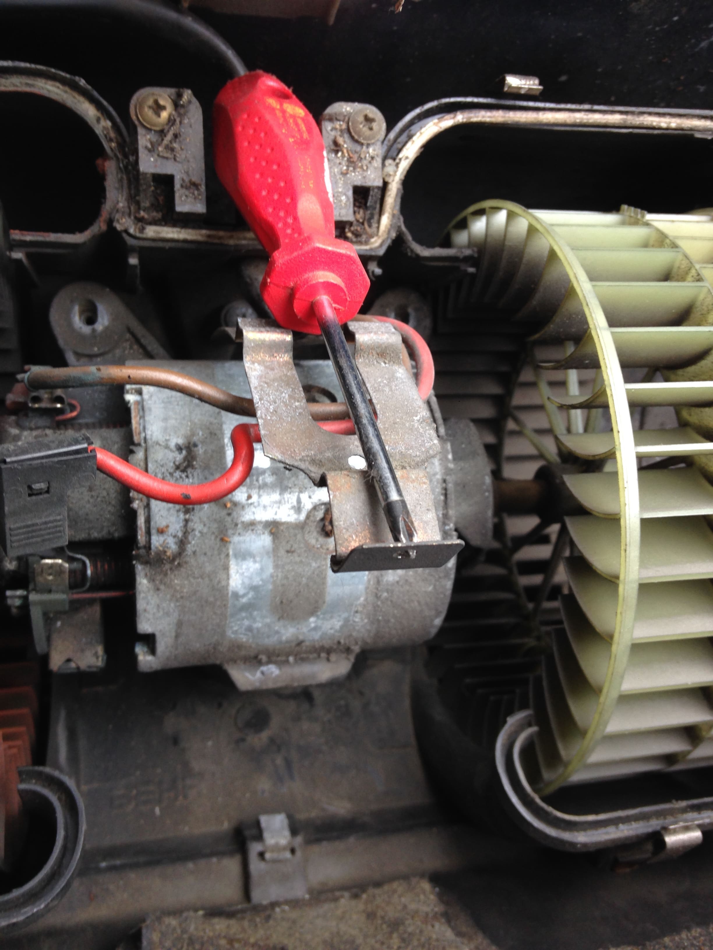 DB W124: Anleitung zum Ausbau des Scheibenwischermotors und Innenraum-Gebläselüftermotors.