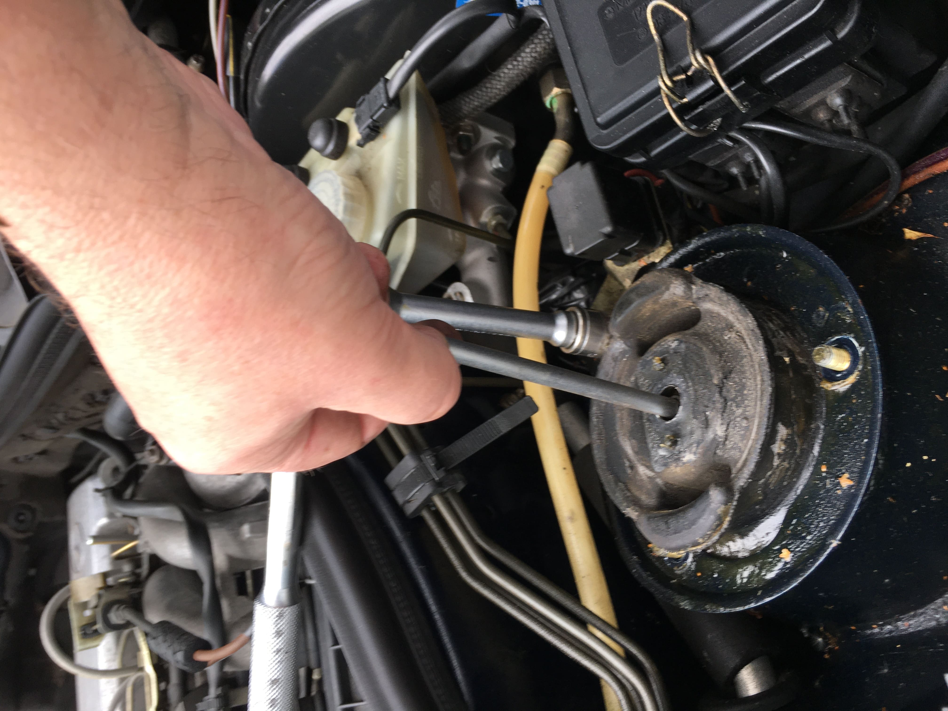 W124 Domlager ersetzen: Kolbenstange herunterdrücken.
