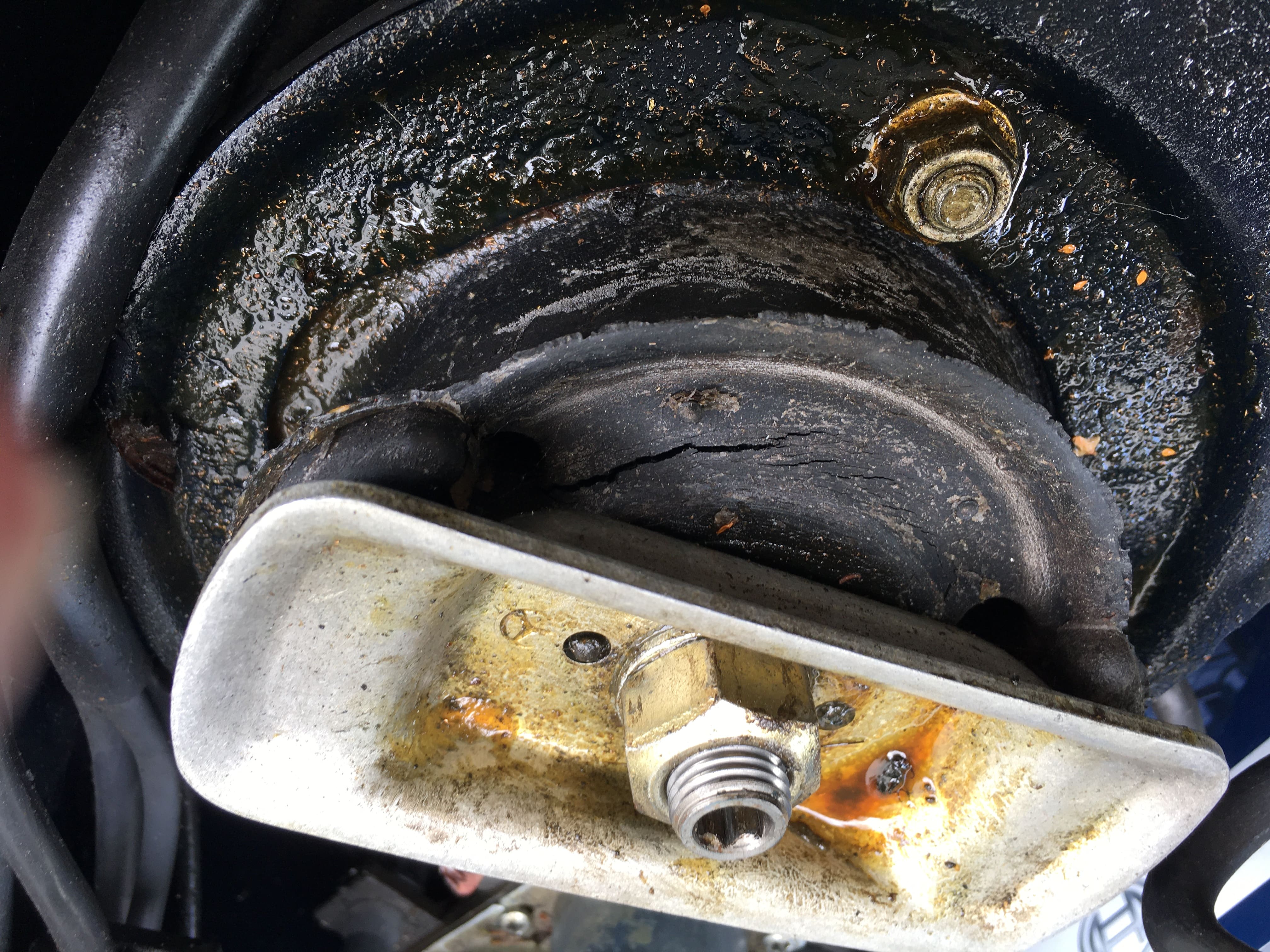 W124 Domlager rissig - dadurch Radführung instabil.