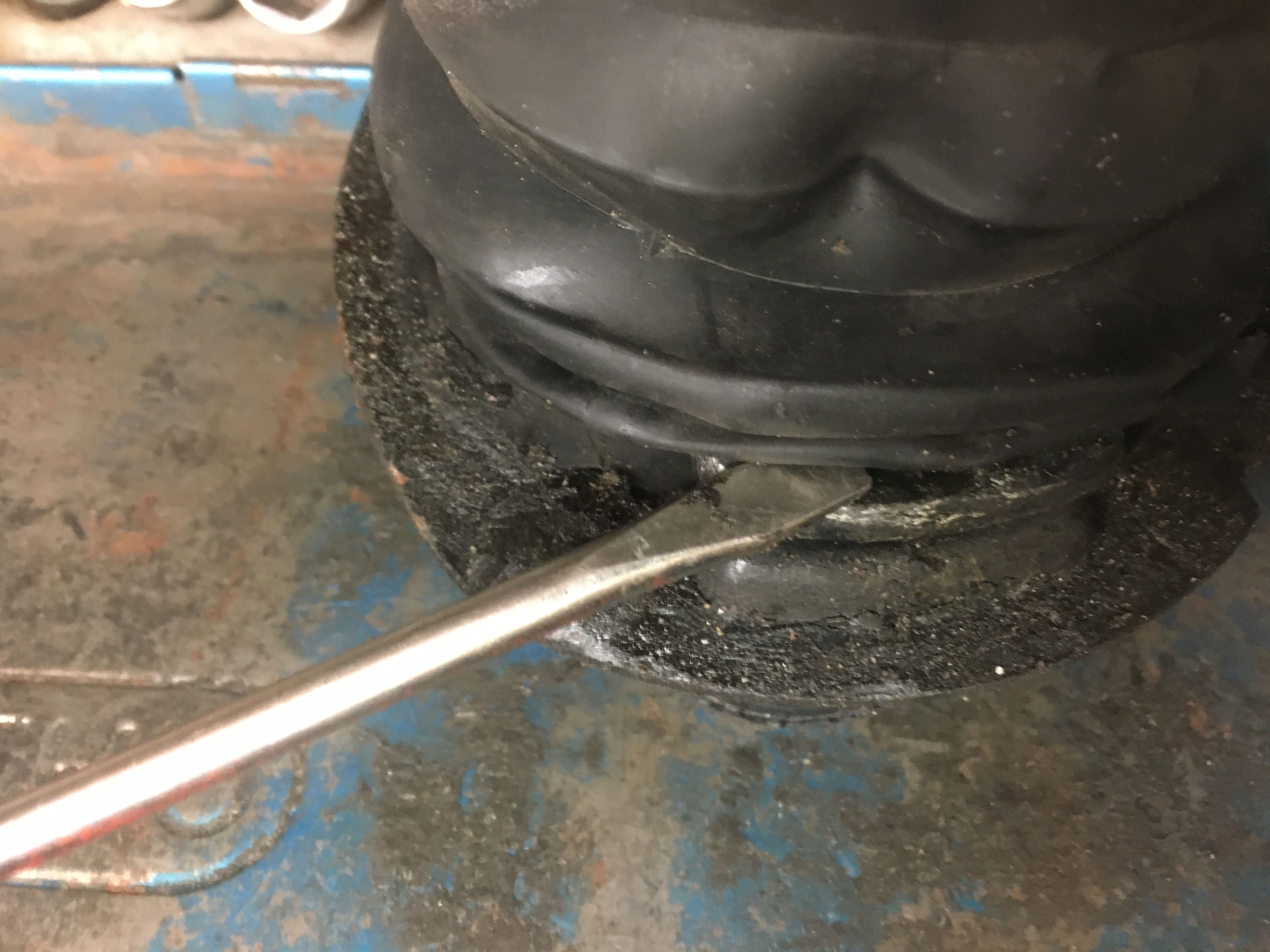 W124 Domlager: Falten-Staubschutz abhebeln.