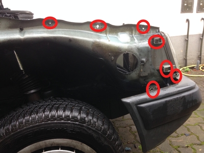 W124: Die von der Seite sichtbaren Kotflügel-Befestigungspunkt. 