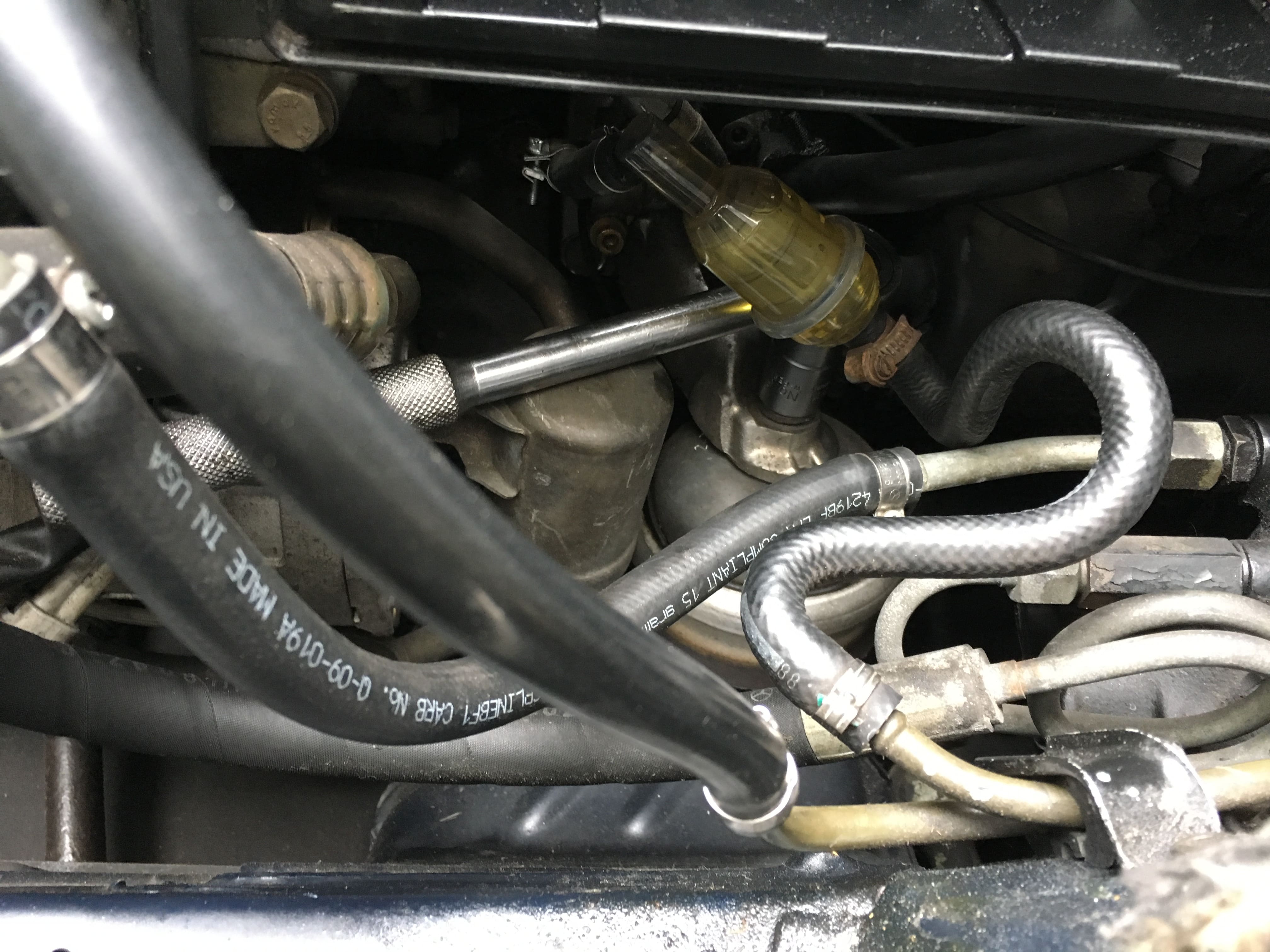 W124 Motorlager erneuern: Die Zugänglichkeit von oben ist je nach verbauter Motorisierung unterschiedlich.