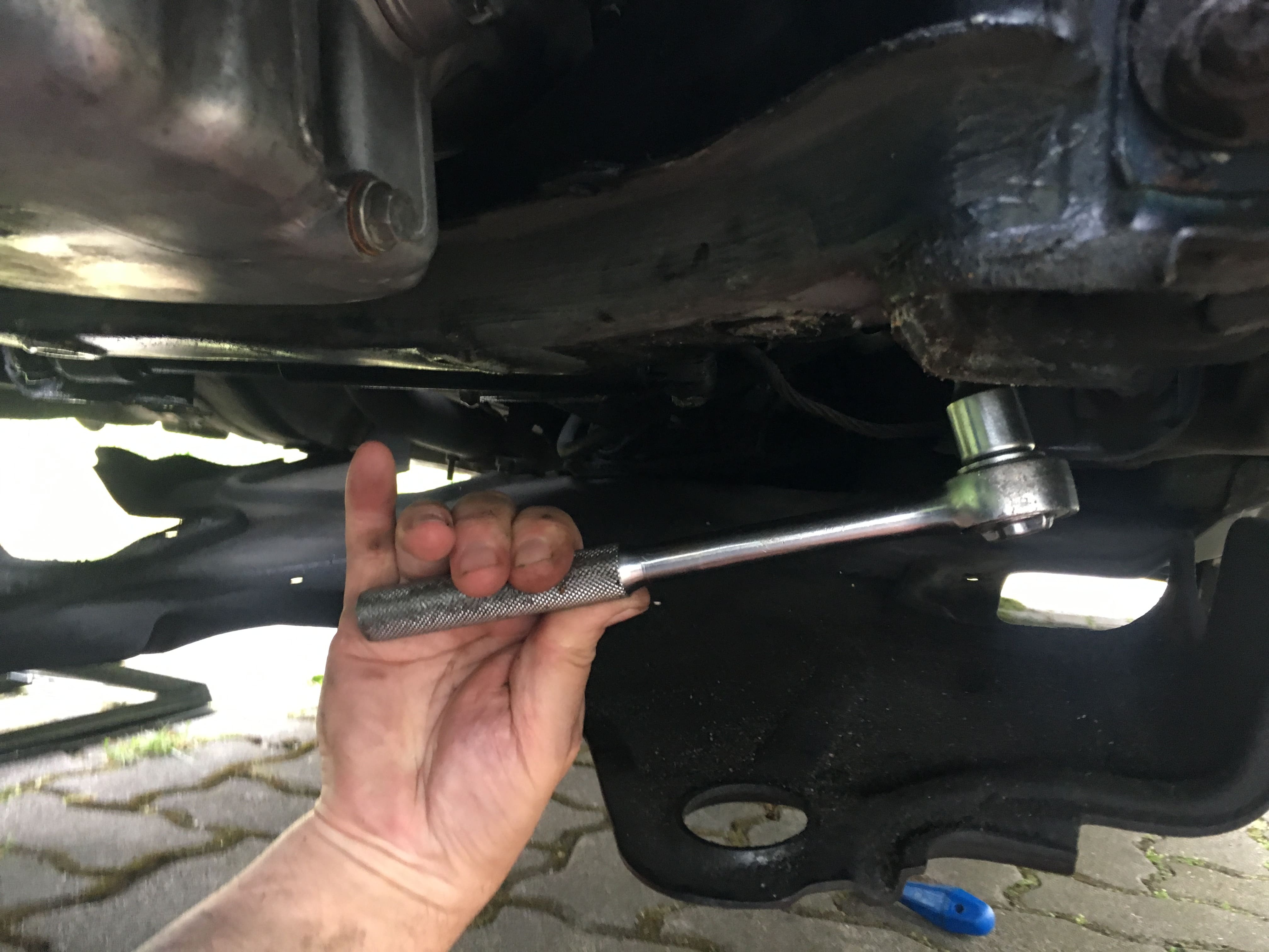 W124 Motorlager erneuern: Zugänglichkeit von unten.