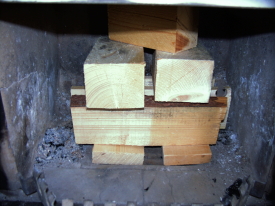 Kaminofen-Beschickung Bild 2: Eng, aber luftig gestapelt brennt das Holz schneller an.