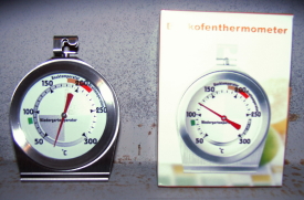 Kaminofen: Das Backofen-Thermometer gibt Orientierung, wann nachgelegt werden sollte.
