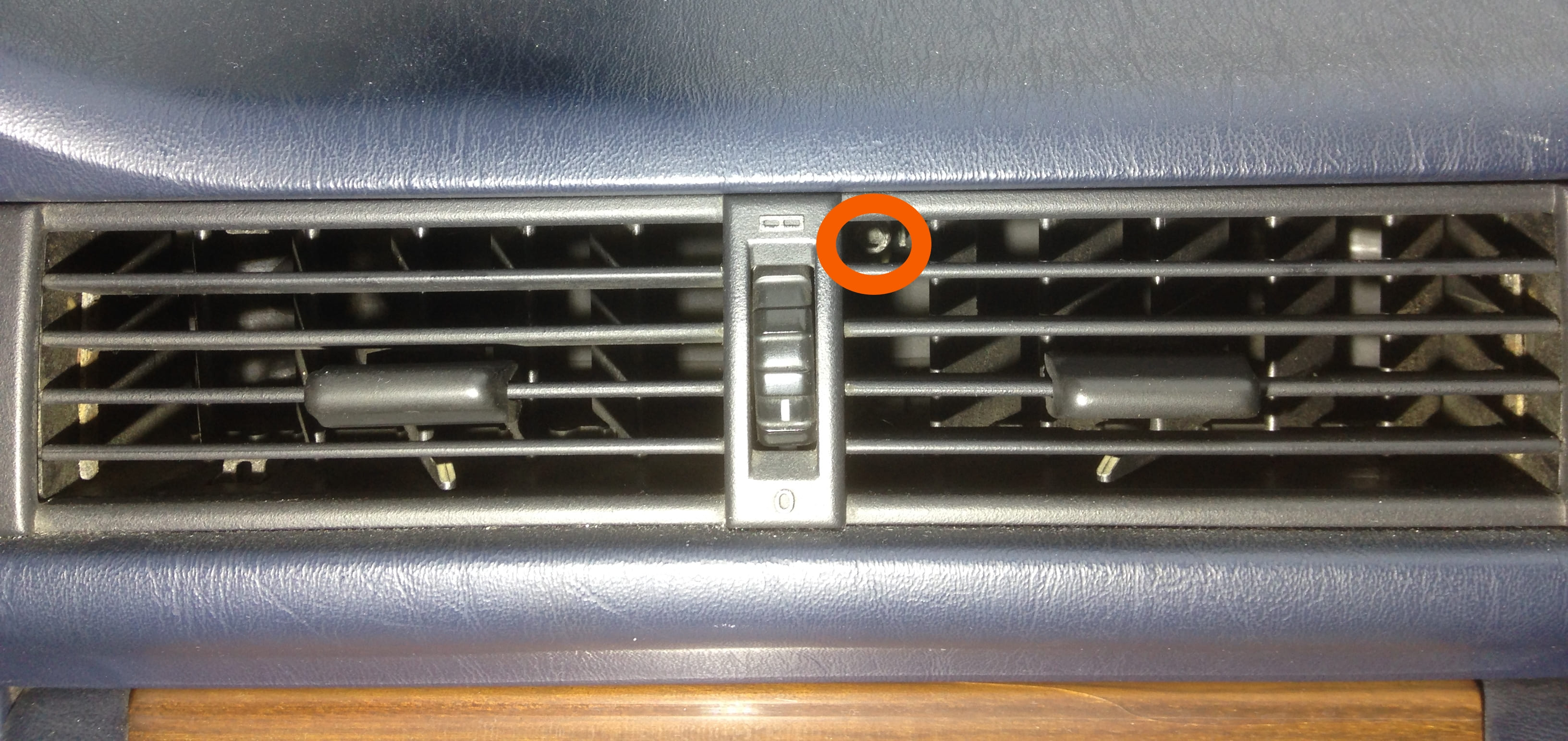W124 Mittelausströmer (Luftdusche). W124 Mittelausströmer (Luftdusche).
