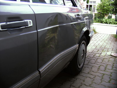 W126-Beule nach 18 Jahren noch ohne Rost und Lackabplatzung.