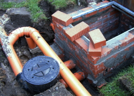 Rewalux® WISY Wirbel-Fein-Filter fertig angeschlossen für Einleitung und Filterung von Regenwasser in die Zisterne.