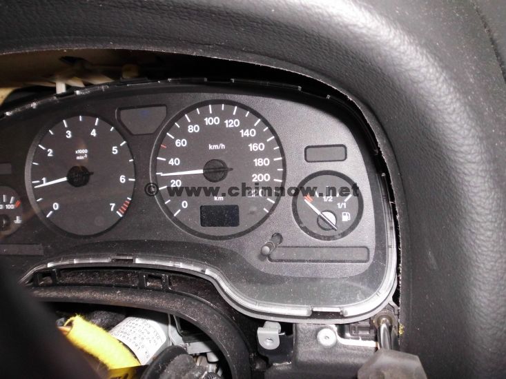 Opel Astra® G (1998-2004): Position der rechten Torx-Schraube an der Instrumenteneinheit.
