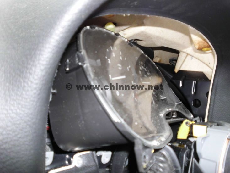 Opel Astra® G (1998-2004):  Ausbau der Instrumenteneinheit: Rechts unten in den Schacht drücken und links unten herausziehen.