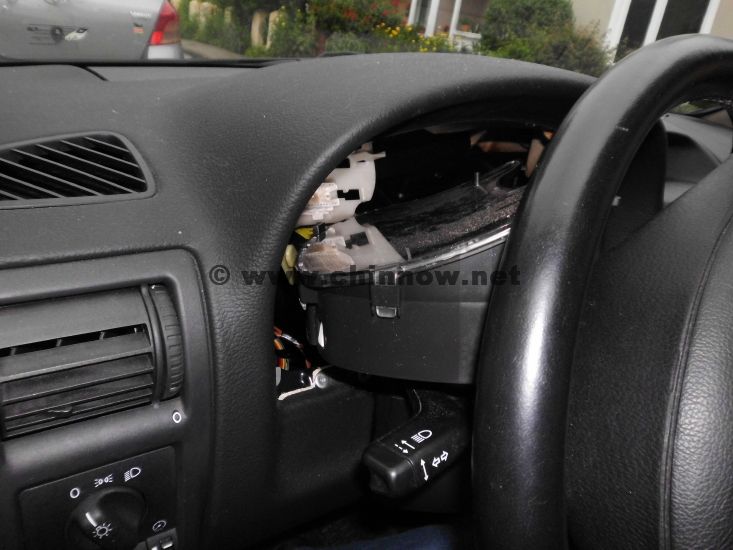 Opel Astra® G (1998-2004):  Ausbau der Instrumenteneinheit: Instrumentengehäuse "auf den Rücken" legen.
