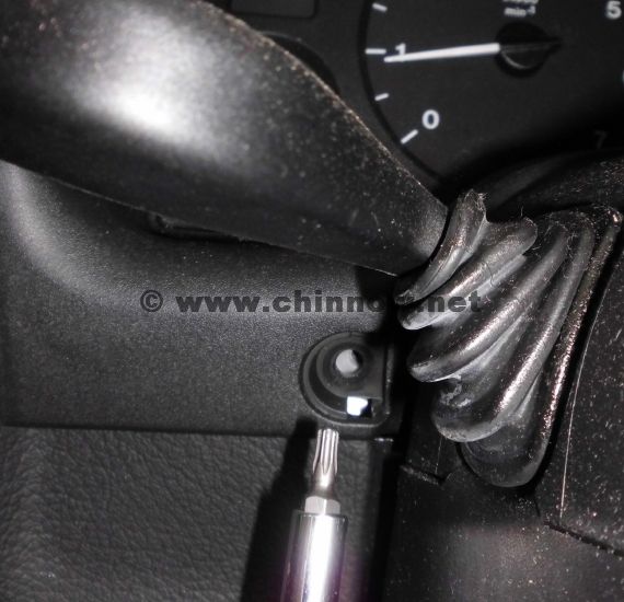 Opel Astra® G (1998-2004): Instrumenten-Verkleidung - Position der linken Torx-Schraube hinter einer Plastikkappe.