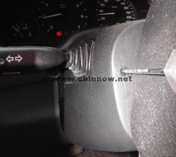 Opel Astra® G (1998-2004):  Lenksäulenverkleidung (Astra G®): Kreuzschlitzschraube links.