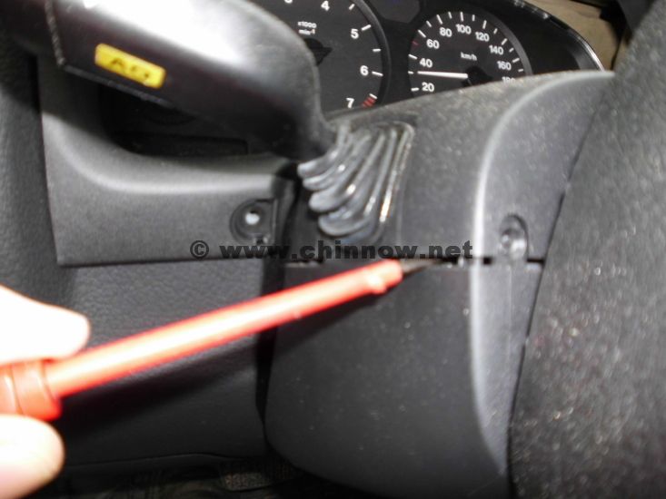 Opel Astra® G (1998-2004): Lenksäulenverkleidung - nach Entfernen der Schrauben links vorsichtig aufhebeln.