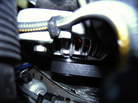 Opel Astra® G (1998-2004): Schlauchhalter-Schraube an der Lichtmaschine - Die obere Befestigung der Lichtmaschine befindet sich genau gegenüber.